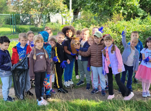 Dzieci z grupy Jagody pozują do zdjęcia z wazonem, który znalazły podczas "Sprzątania Świata".