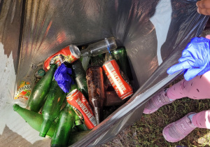 Dzieci prezentują w worku śmieci,które odnalazły podczas "Sprzątania Świata" w pobliżu przedszkola.