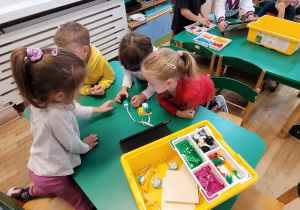 Dzieci wspólnie budują robota.