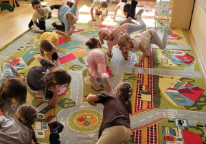 Dzieci uczestniczą w zabawie muzyczno - ruchowej "Muzyka stop -figurki marmaurki".