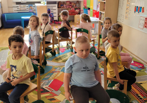 Dzieci uczestniczą w zabawie muzyczno - ruchowej "Znikające krzesła".