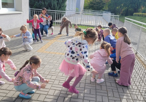 Dzieci skaczą po obwodzie koła.