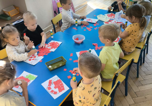 grupa Krasnoludki wykleja owoce z papieru