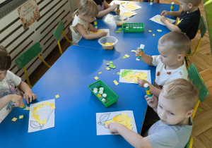 grupa Krasnoludki wykleja owoce z papieru