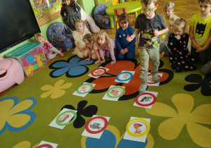 zabawy z elementami kodowania w grupie Zajączki