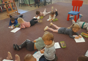 Grupa Muchomorków w bibliotece kolorująca obrazek