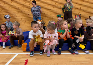Dzieci w przebraniach podczas balu jesieni