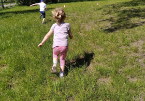 Dzieci biegną