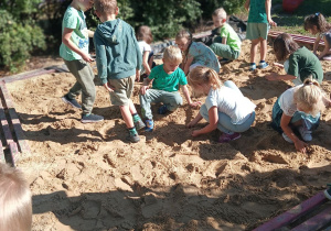 Szukamy zakopanych guzików w piaskownicy