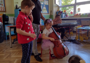 dziewczynka gra na wiolonczeli