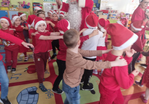Zabawy taneczne z Mikołajem