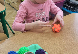 Zakładamy gumki na piłeczki o różnych kształtach