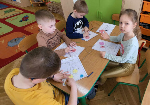 Kolorujemy obrazek i przyjklejamy sznurek