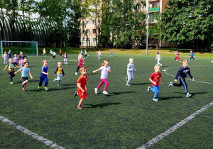 Grupy: Biedronki i Zające podczas biegu