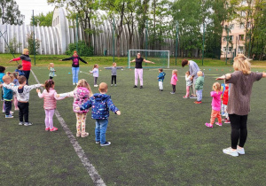 Muchomorki i Krasnale rozgrzewają się przed biegiem