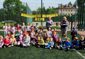 Wspólne zdjęcie grup Biedronki i Zające z medalami