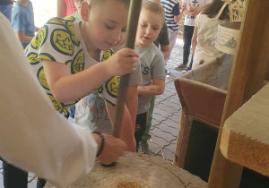 Mielimy ziarna na mąkę za pomocą żarna