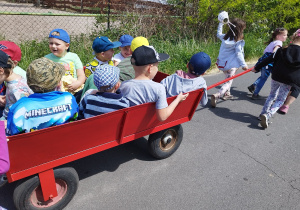 Dziewczyny wiozą chłopaków z pola do gospodarstwa