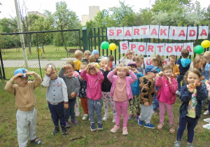 Wspólne zdjęcie z medalami