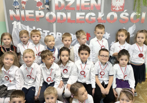 Grupowe zdjęcie dzieci na tle napisu Dzień Niepodległości.