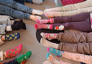 Grupowe zdjęcie dzieci w skarpetkach nie do pary