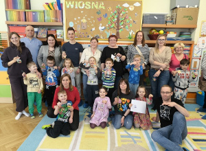 Grupowe zdjęcie dzieci wraz z rodzicami