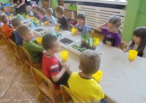 Dzieci z grupy Zajączki tworzą kwitnącą pisankę
