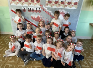 Grupowe zdjęcie dzieci trzymających w dłoni flagę narodową Polski