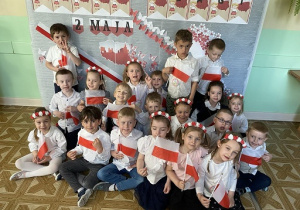 Grupowe zdjęcie dzieci trzymających w dłoni flagę narodową Polski