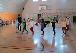 wspólne tańce i zabawy na hali sportowej