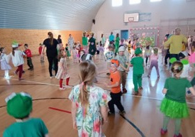 wspólne tańce i zabawy na hali sportowej