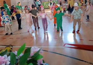 wspólne tańce i zabawy na hali sportowej