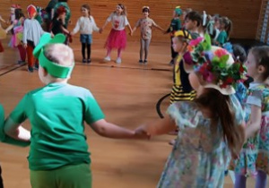 wspólne tańce i zabawy na hali sportowej